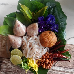 ยำแหนมข้าวทอด(แหนมสด)