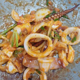 หมึกผัดไข่เค็มราดเข้าว