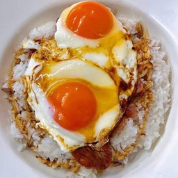 ข้าวไข่ดาว 2 ฟอง ซอสแม็กกี้