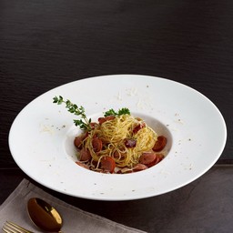 สปาเก็ตตี้ ไส้กรอกผัดพริกแห้ง stir fried spaghetti with dried chili and crispy bacon