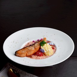 สปาเก็ตตี้ครีมไข่กุ้งแซลมอน Spaghetti ebiko sauce with grilled salmon