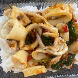 ข้าวกระเพราปลาหมึก