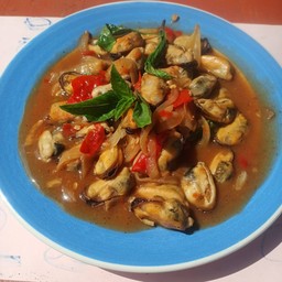 หอยแมลงภู่ผัดขึ้นฉ่ายราดข้าว