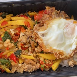 กระเพราหน่อไม้หมูสับ+ไข่ดาว ราดข้าว