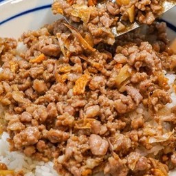 ข้าวหมูสับกระเทียม