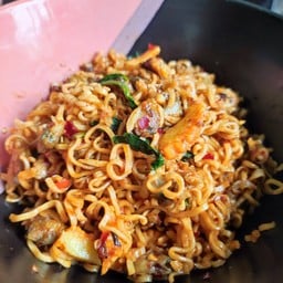 ผัดมาม่าพริกเผาหอยลาย