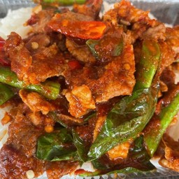 ผัดพริกแกงหมูชิ้น