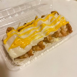 เกี๊ยวซ่าทอดโรยหน้าชีส