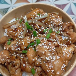 หมูผัดซอสเทอริยากิราดข้าว