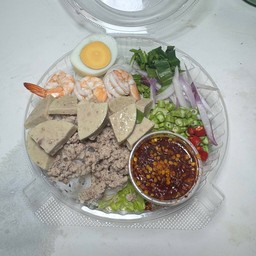 ยำขนมจีนกุ้ง+หมูสับ+หมูยอ+ไข่