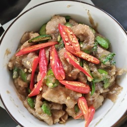 หมูผัดกะปิใส่สะตอเราดข้าว