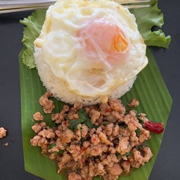 กระเพราหมูสับ (ราดข้าว)