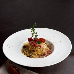 สปาเก็ตตี้เบคอนผัดพริกแห้ง Stir-Fried Spaghetti With Dried Chili And Crispy Bacon