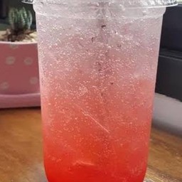 น้ำแดงโซดา