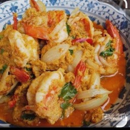 ผัดผงกะหรี่กุ้งราดข้าว