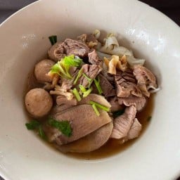 ก๋วยเตี๋ยวเนื้อตุ๋นเฮียปอ ถนนอำเภอ เมืองสุราษ