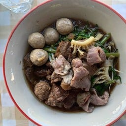 ก๋วยเตี๋ยวเนื้อตุ๋นยางใหญ่