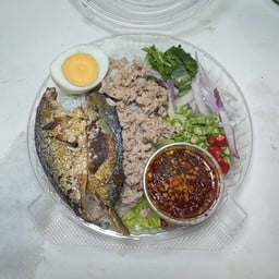 ยำขนมจีนปลาทู+หมูสับ+ไข่