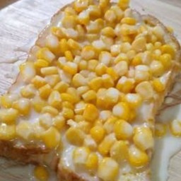 ปังปิ้งหน้าข้าวโพดราดนมน้ำตาล
