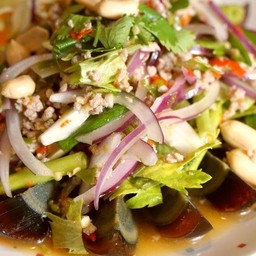 ยำไข่เยี่ยวม้าหมูสับ