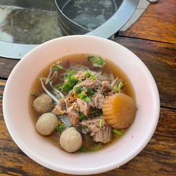 ก๋วยเตี๋ยวเนื้อตุ๋น