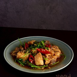 ปลากระพงผัดขึ้นฉ่าย Stir fried sea bass with Chinese celery