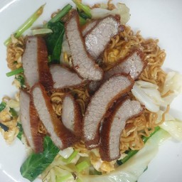 มาม่าผัดไข่โปะคอหมูทอด