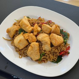 มาม่าผัดขี้เมาไก่กรอบ