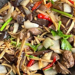 เครื่องในผัดขิงราดข้าว