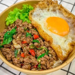 ผัดกะเพราไก่ กับข้าว พร้อมไข่ดาว