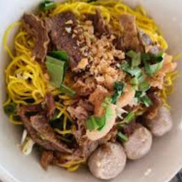 บะหมี่แห้ง ลูกชิ้น เนื้อสด