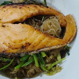 แซลมอนสเต็ก 100กรัม อบวุ้นเส้น