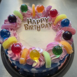 ตรงกลางสอนครีมราดสตอเบอรี่