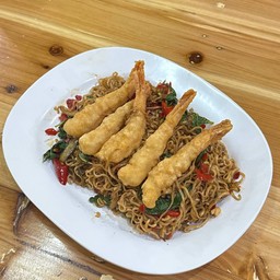 มาม่าผัดกะเพรากุ้งทอด