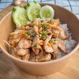 ข้าวราดไก่กระเทียมพริกไทย