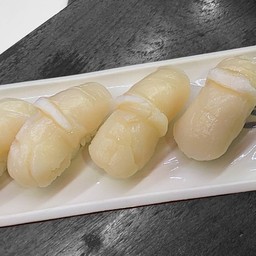 ฮอททะเทะหอยเชลล์ซูชิ4คำ