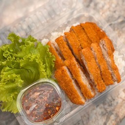 ข้าวไก่กรอบทอดน้ำจิ้มแจ่ว