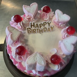 ตรงกลางสอดครีมราดสตอเบอรี่