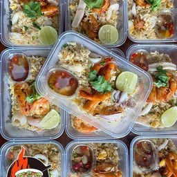 ผัดไททะเล (กุ้ง หมึก)