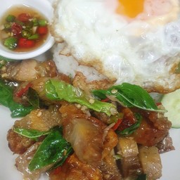 ข้าวราดผัดโหระพา