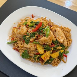 มาม่าผัดขี้เมาอกไก่นุ่ม