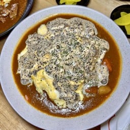 ข้าวแกงกะหรี่ไข่ข้น แบล็คทรัฟเฟิล