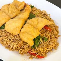 มาม่าผัดกะเพราปลาทอด