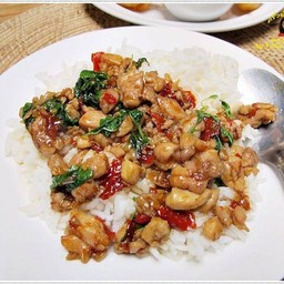 กระเพราไก่ชิ้น