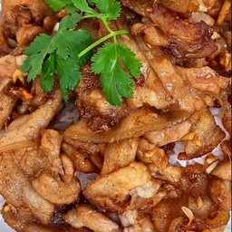 ข้าวหมูสามชั้นสไลด์ทอดกระเทียม