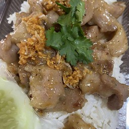ข้าวหมูกระเทียม