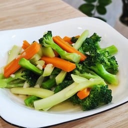 บล็อกโคลี่ผัดซอสเห็ดหอม (กับข้าว)