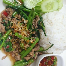 ข้าวราดผัดผักบุ้ง