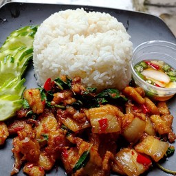 ข้าว ผัดกระเพราหมูสามชั้น