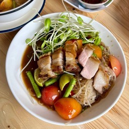 ตำเส้นหมูกรอบ